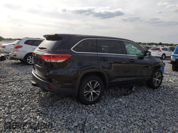 2017 Toyota Highlander LE with VIN 5TDBZRFH0HS396813, listed as a Copart auction lot 60111765 with 101,782 mi miles and Salvage title. Bid and sale history available at DreamBid. Image 3.