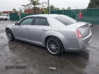 2013 Chrysler 300 S z VIN 2C3CCABT5DH660784, wystawiony jako IAAI lot #42308116 z przebiegiem 150 587 mil mil oraz . Historia ofert i sprzedaży dostępna na DreamBid. Obrazek 3.