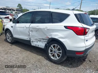 2019 Ford Escape SE z VIN 1FMCU0GD1KUA12322, wystawiony jako IAAI lot #42232033 z przebiegiem 141 764 mil mil oraz . Historia ofert i sprzedaży dostępna na DreamBid. Obrazek 3.