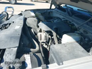 2004 Chevrolet Silverado 2500HD Work Truck z VIN 1GCHK29UX4E248716, wystawiony jako IAAI lot #43273136 z przebiegiem 174 439 mil mil oraz . Historia ofert i sprzedaży dostępna na DreamBid. Obrazek 19.