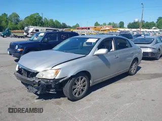 2008 Toyota Avalon XL z VIN 4T1BK36B28U255522, wystawiony jako IAAI lot #42143848 z przebiegiem 240 777 mil mil oraz . Historia ofert i sprzedaży dostępna na DreamBid. Obrazek 2.