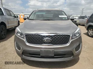2017 Kia Sorento LX z VIN 5XYPG4A33HG329565, wystawiony jako Copart lot #56871105 z przebiegiem 92 652 mil mil oraz Szkoda całkowita • Salvage title. Historia ofert i sprzedaży dostępna na DreamBid. Obrazek 5.