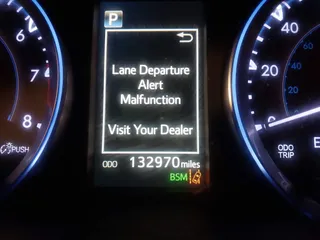 2018 Toyota Highlander SE z VIN 5TDJZRFH7JS551309, wystawiony jako IAAI lot #41801990 z przebiegiem 132 970 mil mil oraz . Historia ofert i sprzedaży dostępna na DreamBid. Obrazek 16.