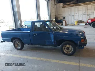 1985 Toyota Pickup z VIN JT4RN50RXF0083921, wystawiony jako IAAI lot #42029838 z przebiegiem 249 994 mil mil oraz . Historia ofert i sprzedaży dostępna na DreamBid. Obrazek 13.