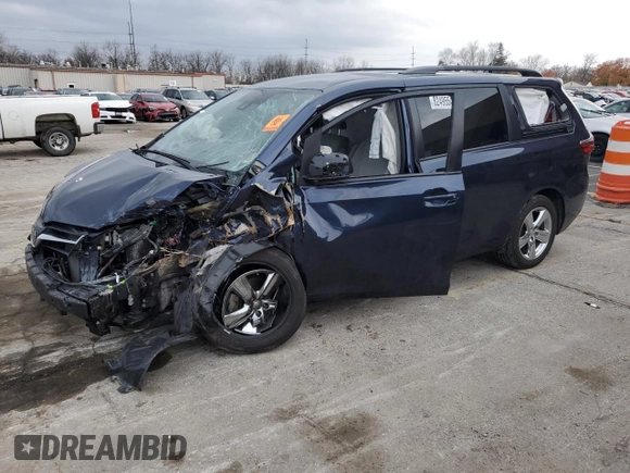 2020 Toyota Sienna LE z VIN 5TDJZ3DC2LS246596, wystawiony jako Copart lot #82495544 z przebiegiem Nie podano mil oraz Szkoda całkowita • Salvage title. Historia ofert i sprzedaży dostępna na DreamBid. Obrazek 1.
