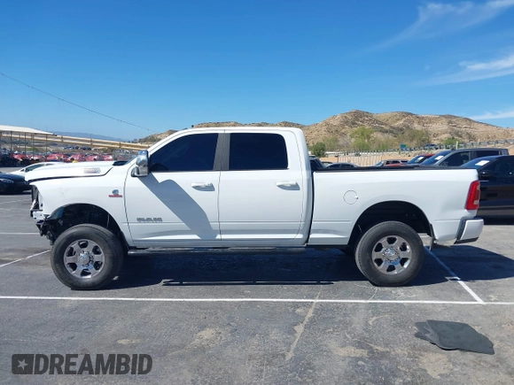 2024 Ram 2500 Laramie z VIN 3C6UR5FL2RG267971, wystawiony jako IAAI lot #41707239 z przebiegiem 22 898 mil mil oraz . Historia ofert i sprzedaży dostępna na DreamBid. Obrazek 14.