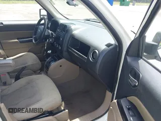 2010 Jeep Patriot Latitude z VIN 1J4NT1GA1AD621060, wystawiony jako IAAI lot #42295782 z przebiegiem 158 352 mil mil oraz . Historia ofert i sprzedaży dostępna na DreamBid. Obrazek 5.