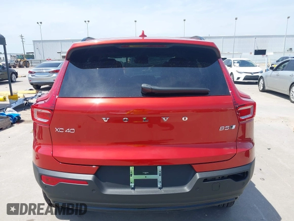 2025 Volvo XC40 Ultimate Dark Theme z VIN YV4L12UM3S2529546, wystawiony jako IAAI lot #42270947 z przebiegiem 787 mil mil oraz . Historia ofert i sprzedaży dostępna na DreamBid. Obrazek 17.