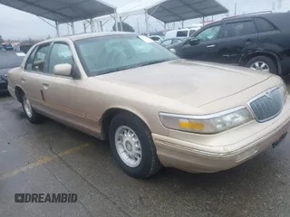 1996 Mercury Grand Marquis LS z VIN 2MELM75W5TX704352, wystawiony jako IAAI lot #41802631 z przebiegiem 114 902 mil mil oraz . Historia ofert i sprzedaży dostępna na DreamBid. Obrazek 1.