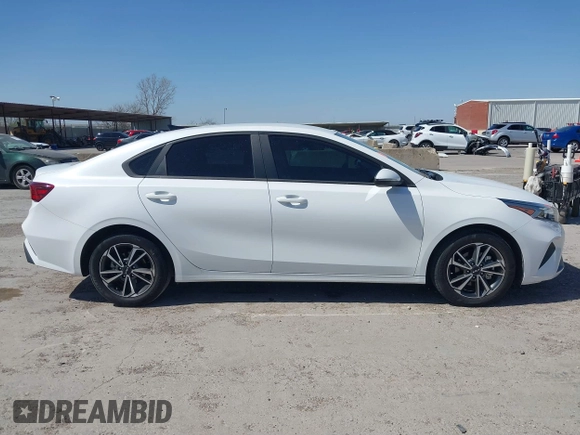2022 Kia Forte LXS z VIN 3KPF24AD2NE425621, wystawiony jako IAAI lot #41865432 z przebiegiem 14 245 mil mil oraz . Historia ofert i sprzedaży dostępna na DreamBid. Obrazek 13.