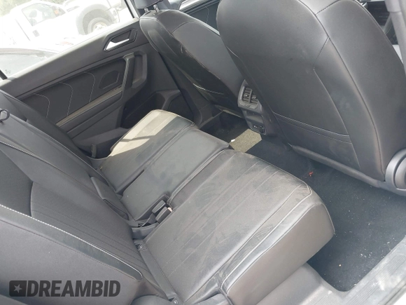 2024 Volkswagen Tiguan SE R-Line Black z VIN 3VVCB7AX5RM053896, wystawiony jako IAAI lot #41883670 z przebiegiem 11 239 mil mil oraz . Historia ofert i sprzedaży dostępna na DreamBid. Obrazek 8.