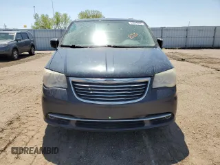 2014 Chrysler Town & Country Touring z VIN 2C4RC1BG9ER125980, wystawiony jako Copart lot #55575455 z przebiegiem 246 013 mil mil oraz Szkoda całkowita • Salvage title. Historia ofert i sprzedaży dostępna na DreamBid. Obrazek 5.