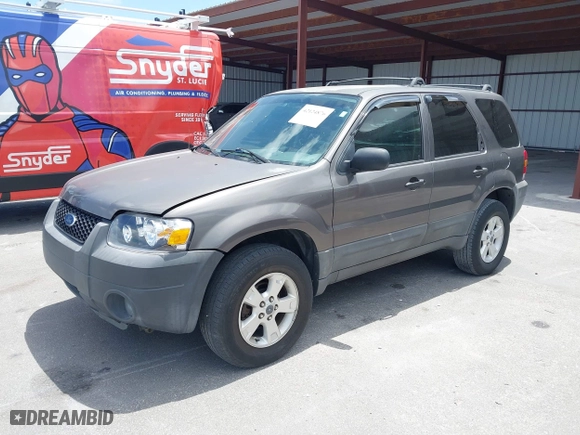 2005 Ford Escape XLT with VIN 1FMYU03175KD53760, listed as a IAAI auction lot 42124876 with 158,706 mi miles. Bid and sale history available at carsss.com. Image 2.