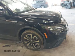 2023 Volkswagen Tiguan S z VIN 3VVRB7AX6PM069001, wystawiony jako IAAI lot #41193316 z przebiegiem 21 586 mil mil oraz . Historia ofert i sprzedaży dostępna na DreamBid. Obrazek 19.