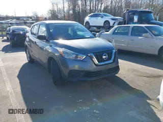 2020 Nissan Kicks S z VIN 3N1CP5BV7LL557951, wystawiony jako IAAI lot #41859008 z przebiegiem 46 566 mil mil oraz . Historia ofert i sprzedaży dostępna na DreamBid. Obrazek 1.