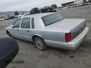 1996 Lincoln Town Car Signature z VIN 1LNLM82W7TY700245, wystawiony jako Copart lot #68186004 z przebiegiem 134 509 mil mil oraz Czysty tytuł • Clean title. Historia ofert i sprzedaży dostępna na DreamBid. Obrazek 2.