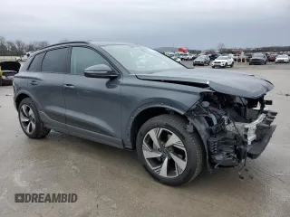 2025 Audi Q6 e-tron Premium Plus z VIN WA124BGF6SA005195, wystawiony jako Copart lot #42492975 z przebiegiem Nie podano mil oraz Szkody całkowita. Historia ofert i sprzedaży dostępna na DreamBid. Obrazek 4.