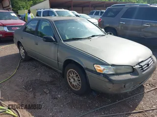 1999 Toyota Camry LE z VIN 4T1BF22K9XU081256, wystawiony jako IAAI lot #42208556 z przebiegiem 236 198 mil mil oraz . Historia ofert i sprzedaży dostępna na DreamBid. Obrazek 1.