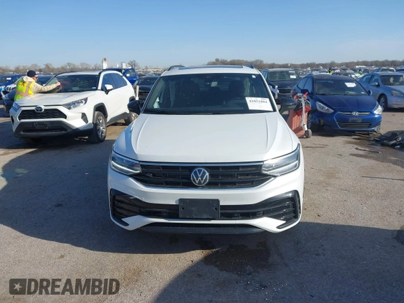 2024 Volkswagen Tiguan SE R-Line Black with VIN 3VVCB7AX0RM099863, listed as a IAAI auction lot 41851884 with 14,091 mi miles and . Bid and sale history available at DreamBid. Image 12.