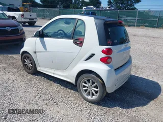 2015 Smart fortwo Passion z VIN WMEEJ3BA4FK791268, wystawiony jako IAAI lot #42496547 z przebiegiem 257 540 mil mil oraz . Historia ofert i sprzedaży dostępna na DreamBid. Obrazek 3.