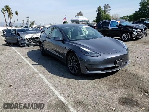 2022 Tesla Model 3 z VIN 5YJ3E1EA2NF318667, wystawiony jako Copart lot #49469145 z przebiegiem 48 242 mil mil oraz Szkoda całkowita • Salvage title. Historia ofert i sprzedaży dostępna na DreamBid. Obrazek 10.