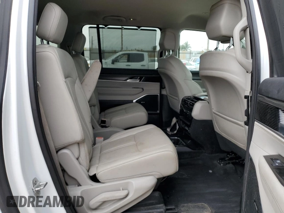 2023 Jeep Wagoneer Series II с VIN 1C4SJRBP3PS509583, выставлен на аукционе Copart как лот 54601365 с пробегом 22 202 миль миль и Списание • Salvage title. История ставок и продаж доступна на DreamBid. Изображение 11.