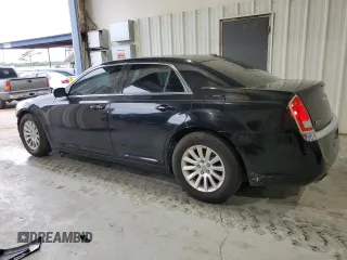 2013 Chrysler 300 z VIN 2C3CCAAG8DH727074, wystawiony jako Copart lot #55718345 z przebiegiem 92 228 mil mil oraz Szkoda całkowita • Salvage title. Historia ofert i sprzedaży dostępna na DreamBid. Obrazek 2.