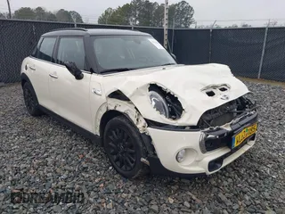 2016 MINI Cooper Hardtop 4 Door S with VIN WMWXU3C52G2D30121, listed as a IAAI auction lot 41521841 with 82,334 mi miles. Bid and sale history available at carsss.com. Image 1.