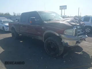 2006 Ford F-250 XL z VIN 1FTSW21P56EB45285, wystawiony jako IAAI lot #41897760 z przebiegiem 260 044 mil mil oraz . Historia ofert i sprzedaży dostępna na DreamBid. Obrazek 1.