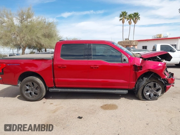 2023 Ford F-150 Lightning Pro z VIN 1FTVW1EL8PWG55060, wystawiony jako IAAI lot #41701864 z przebiegiem Nie podano mil oraz . Historia ofert i sprzedaży dostępna na DreamBid. Obrazek 13.
