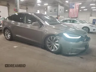 2016 Tesla Model X 70D z VIN 5YJXCBE20GF003018, wystawiony jako Copart lot #57671695 z przebiegiem 117 238 mil mil oraz Szkoda całkowita • Salvage title. Historia ofert i sprzedaży dostępna na DreamBid. Obrazek 4.