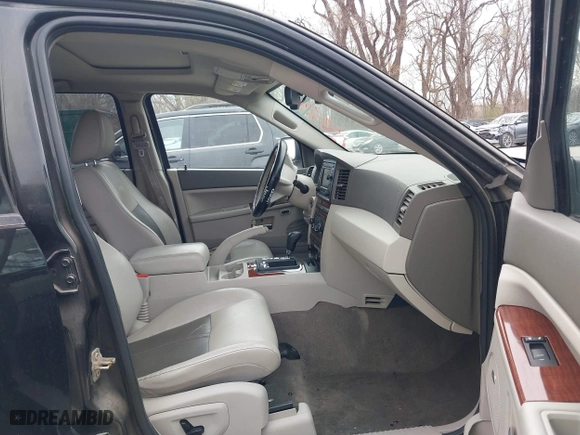 2007 Jeep Grand Cherokee Limited with VIN 1J8HR58277C634743, listed as a IAAI auction lot 41886012 with 197,209 mi miles. Bid and sale history available at carsss.com. Image 5.