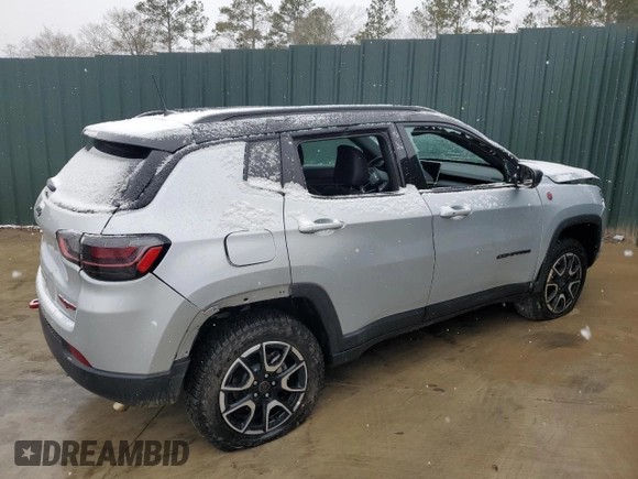 2025 Jeep Compass Trailhawk with VIN 3C4NJDDN4ST508770, listed as a Copart auction lot 47476645 with 10,591 mi miles and Clean title. Bid and sale history available at DreamBid. Image 3.