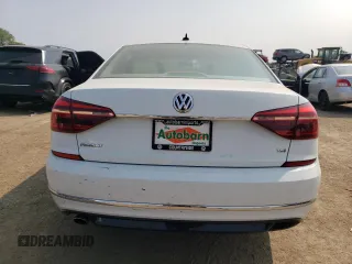 2017 Volkswagen Passat R-Line z VIN 1VWDT7A33HC079620, wystawiony jako Copart lot #71014204 z przebiegiem 61 115 mil mil oraz Szkoda całkowita • Salvage title. Historia ofert i sprzedaży dostępna na DreamBid. Obrazek 6.