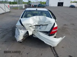 2012 Mercedes-Benz C 300 Sport с VIN WDDGF8BB0CR198952, выставлен на аукционе IAAI как лот 42217652 с пробегом 138 919 миль миль и . История ставок и продаж доступна на DreamBid. Изображение 16.
