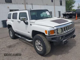 2006 Hummer H3 with VIN 5GTDN136468183933, listed as a IAAI auction lot 42109785 with 181,701 mi miles. Bid and sale history available at carsss.com. Image 1.