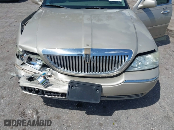 2004 Lincoln Town Car Signature z VIN 1LNHM81W24Y657023, wystawiony jako IAAI lot #41968973 z przebiegiem 112 308 mil mil oraz . Historia ofert i sprzedaży dostępna na DreamBid. Obrazek 6.