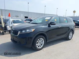 2019 Kia Sorento L z VIN 5XYPG4A39KG534430, wystawiony jako IAAI lot #42255655 z przebiegiem 167 437 mil mil oraz . Historia ofert i sprzedaży dostępna na DreamBid. Obrazek 2.