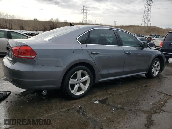 2013 Volkswagen Passat SE z VIN 1VWBH7A38DC021974, wystawiony jako Copart lot #50365355 z przebiegiem 127 888 mil mil oraz Szkoda całkowita • Salvage title. Historia ofert i sprzedaży dostępna na DreamBid. Obrazek 3.