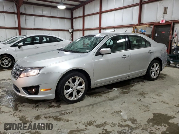 2012 Ford Fusion SE z VIN 3FAHP0HA5CR371175, wystawiony jako Copart lot #52073675 z przebiegiem 135 813 mil mil oraz Czysty tytuł • Clean title. Historia ofert i sprzedaży dostępna na DreamBid. Obrazek 1.