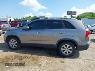 2013 Kia Sorento LX z VIN 5XYKTDA24DG349430, wystawiony jako IAAI lot #42549811 z przebiegiem 204 664 mil mil oraz . Historia ofert i sprzedaży dostępna na DreamBid. Obrazek 15.