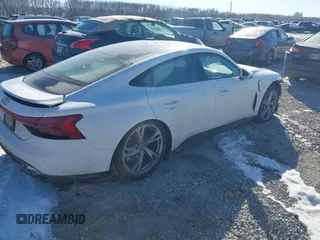 2024 Audi e-tron GT Premium Plus z VIN WAUFJBFW6R7004635, wystawiony jako IAAI lot #41409251 z przebiegiem 7718 mil mil oraz . Historia ofert i sprzedaży dostępna na DreamBid. Obrazek 4.