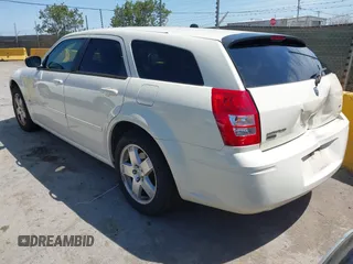2005 Dodge Magnum SXT z VIN 2D8GZ48V55H688447, wystawiony jako IAAI lot #42349578 z przebiegiem 152 496 mil mil oraz . Historia ofert i sprzedaży dostępna na DreamBid. Obrazek 3.