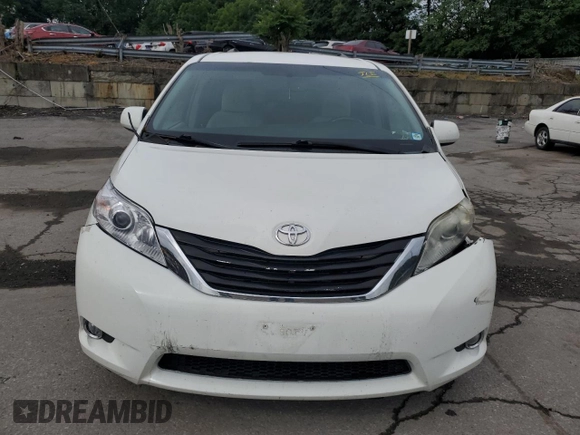 2015 Toyota Sienna LE AAS z VIN 5TDKK3DCXFS590626, wystawiony jako Copart lot #63081115 z przebiegiem 144 933 mil mil oraz Szkoda całkowita • Salvage title. Historia ofert i sprzedaży dostępna na DreamBid. Obrazek 5.