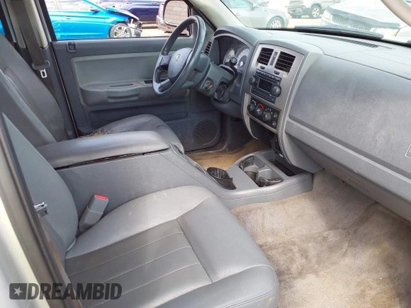 2006 Dodge Dakota SLT z VIN 1D7HW48N76S645515, wystawiony jako IAAI lot #42091904 z przebiegiem 160 695 mil mil oraz . Historia ofert i sprzedaży dostępna na DreamBid. Obrazek 5.