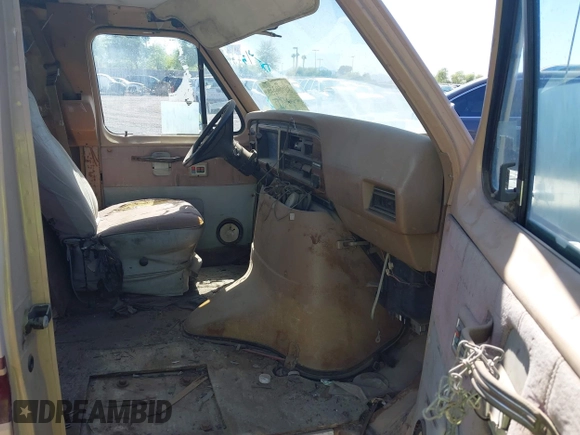 1988 Ford Econoline Cargo z VIN 1FDGS24H0JHC21214, wystawiony jako IAAI lot #39650228 z przebiegiem 55 106 mil mil oraz . Historia ofert i sprzedaży dostępna na DreamBid. Obrazek 5.