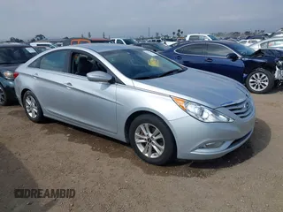 2013 Hyundai Sonata GLS z VIN 5NPEB4AC8DH533528, wystawiony jako IAAI lot #42175240 z przebiegiem 88 841 mil mil oraz . Historia ofert i sprzedaży dostępna na DreamBid. Obrazek 1.