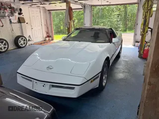 1989 Chevrolet Corvette z VIN 1G1YY2189K512420, wystawiony jako Copart lot #60937345 z przebiegiem 106 500 mil mil oraz Czysty tytuł • Clean title. Historia ofert i sprzedaży dostępna na DreamBid. Obrazek 2.