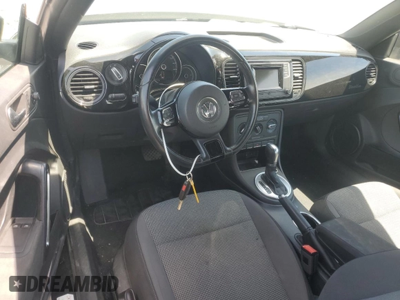 2018 Volkswagen Beetle S z VIN 3VWFD7AT6JM717370, wystawiony jako Copart lot #55814455 z przebiegiem 87 902 mil mil oraz Szkoda całkowita • Salvage title. Historia ofert i sprzedaży dostępna na DreamBid. Obrazek 8.