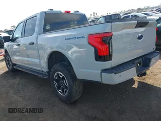 2023 Ford F-150 Lightning Pro z VIN 1FTVW1EL6PWG01336, wystawiony jako IAAI lot #41692903 z przebiegiem 39 085 mil mil oraz . Historia ofert i sprzedaży dostępna na DreamBid. Obrazek 3.